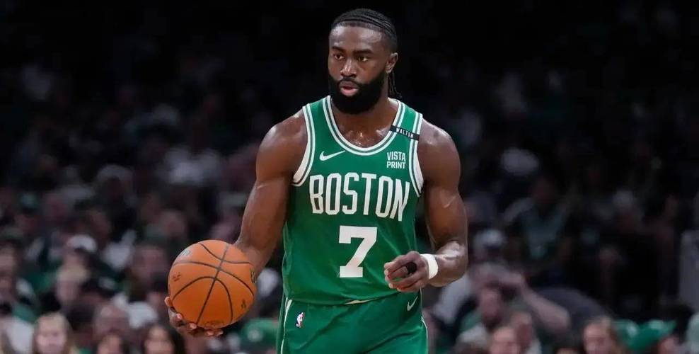 根本防不了！杰伦布朗打满首节9中8怒砍19分2板2助