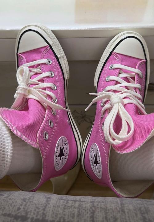 好看不库里今日上脚匡威坐在场边认真观战