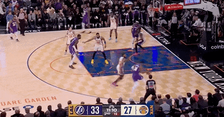 接连暴扣炸翻全场！解说：此时此刻的丰田中心就是詹姆斯的主场