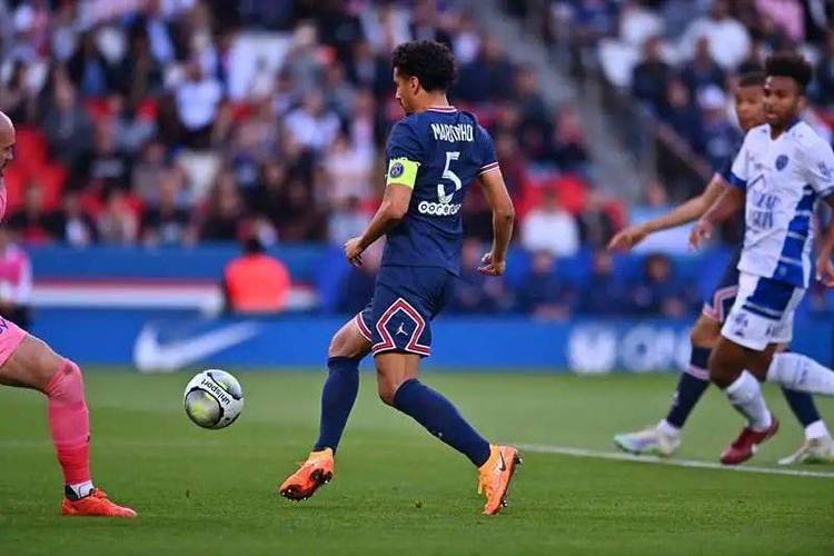 上场就有表现！内马尔点射建功，本赛季5场3球2助