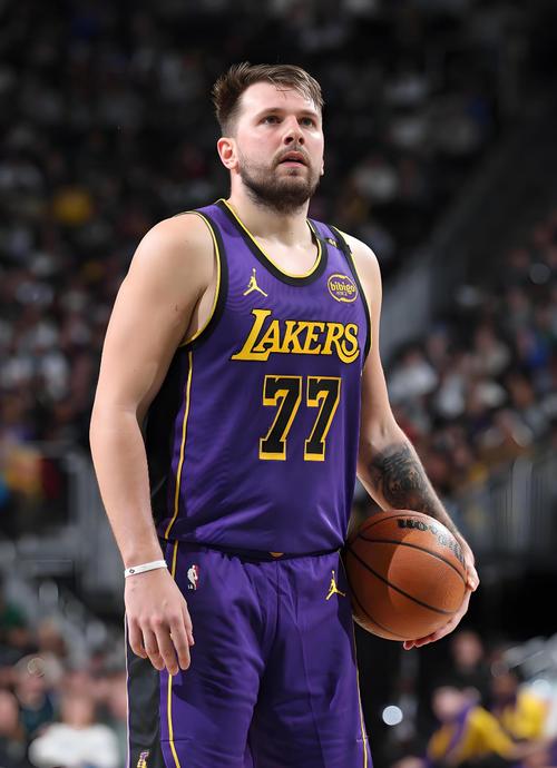 詹姆斯：我们韧性十足我们都在努力为东契奇里夫斯提供帮助