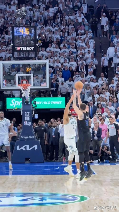 拼抢激烈！东契奇与伊森倒地争球都不肯撒手一片混战