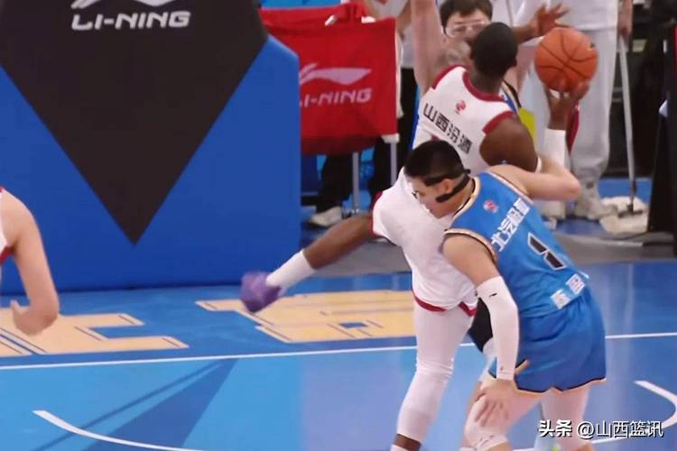火药味！栾利程与塔克争抢篮板推搡冲突双方犯规无追加