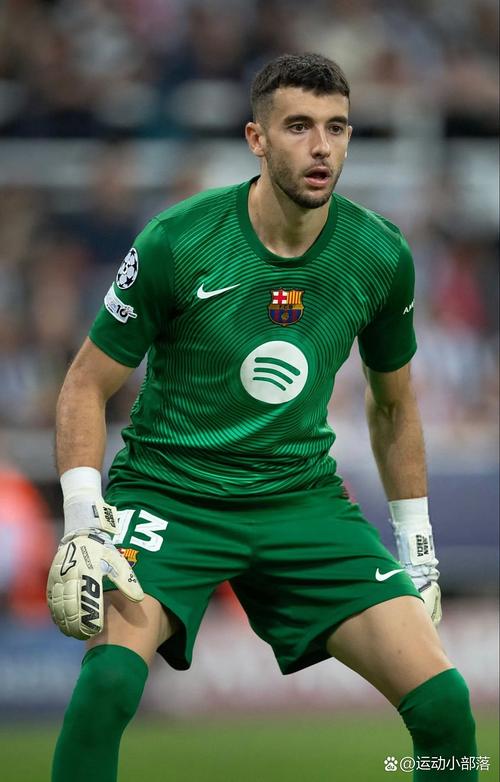 每体：埃里克加西亚上半场被换下，是因为大腿后侧肌肉不适