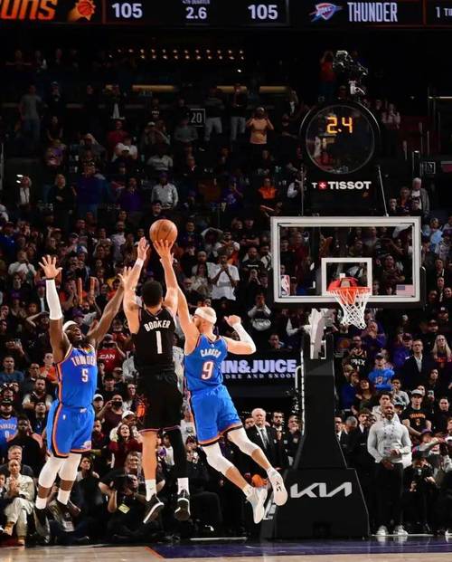 布克过去4战场均砍37分3.5助攻投篮命中率49%但战绩1胜3负