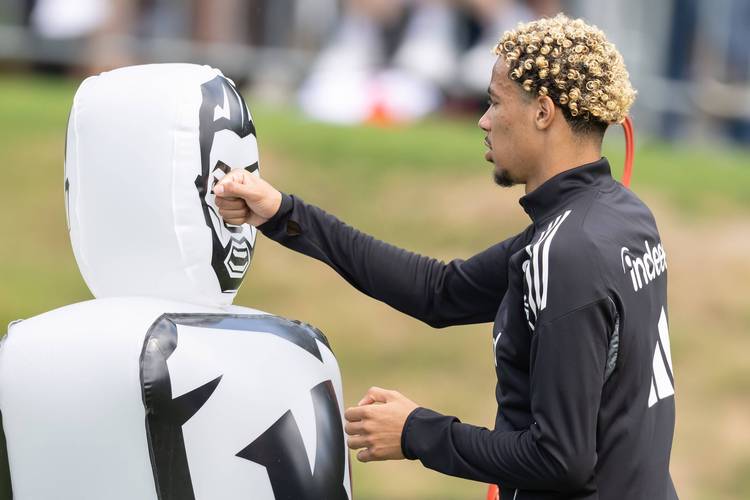 泄气了！莱万得球再三调整从容打进，纽卡球员减速不追了