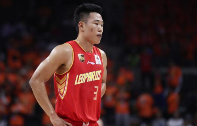 希望无大碍！冯熙瑞防守时空中对抗重摔在地随后被担架直接抬走