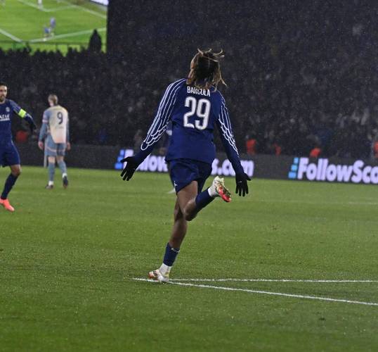 巴黎官方：巴尔科拉右脚踝严重扭伤，可能无法出战欧冠14决赛