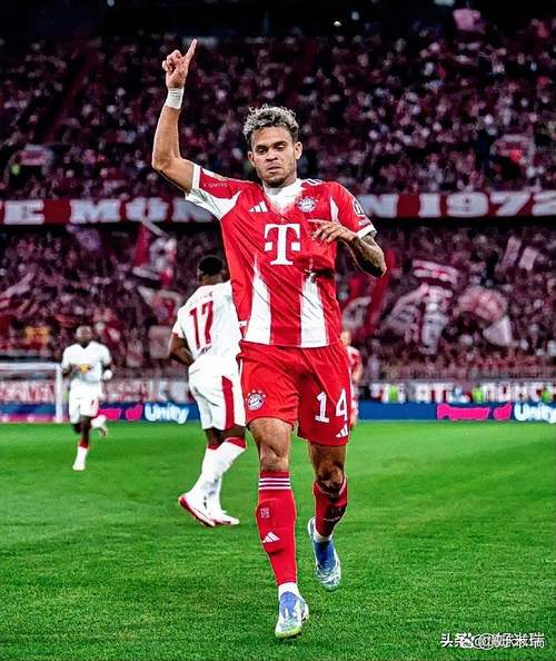 首回合61大胜！拜仁发布对阵亚特兰大海报：封面人物迪亚斯