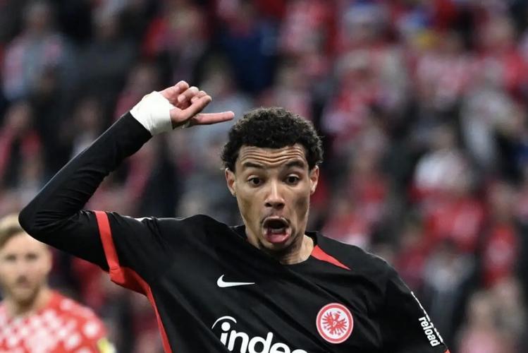 埃基蒂克本场数据：1粒进球，7射3正，1次错失良机，3次关键传球