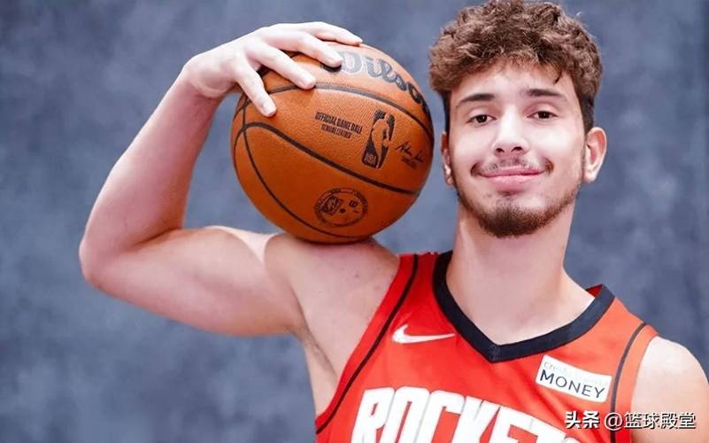 伊森防守漏人&推一把申京补防但77仍命中申京撇嘴乌度卡摊手无奈