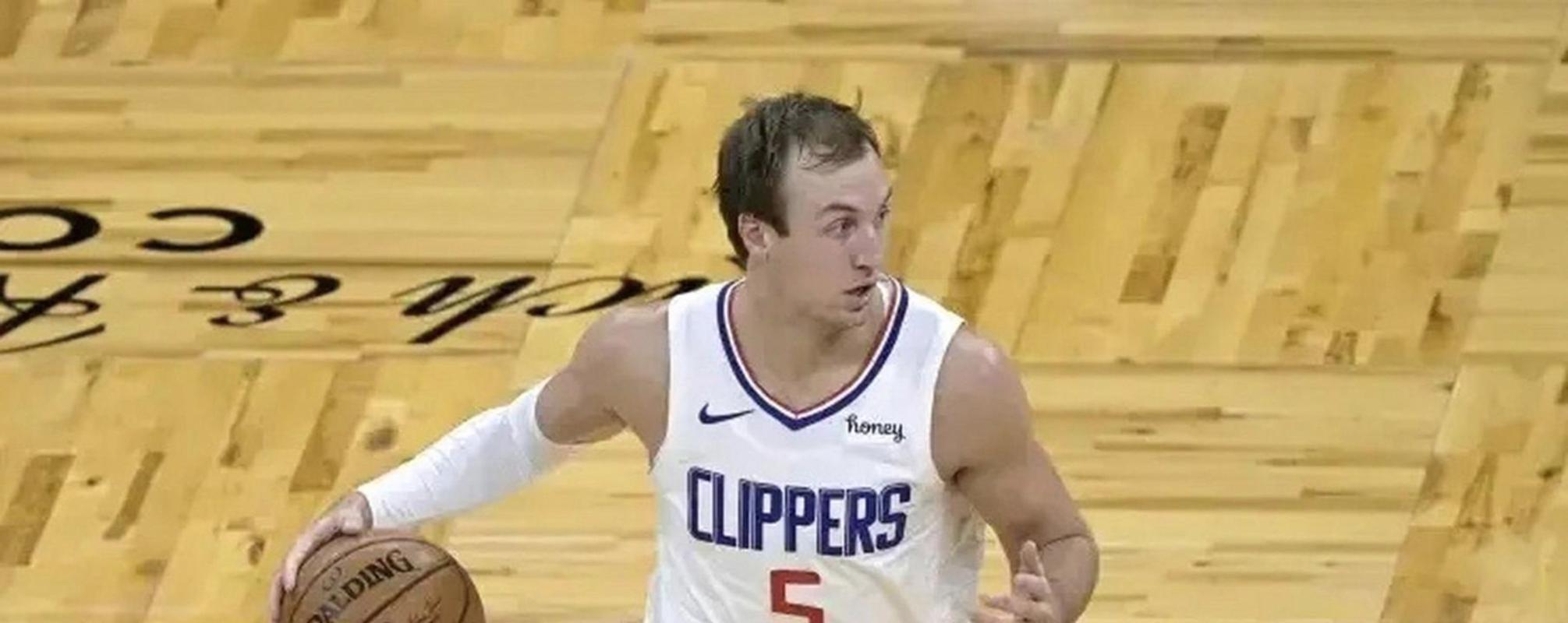 进攻端把握机会！肯纳德半场2中2&三分1中1拿到5分1助1断