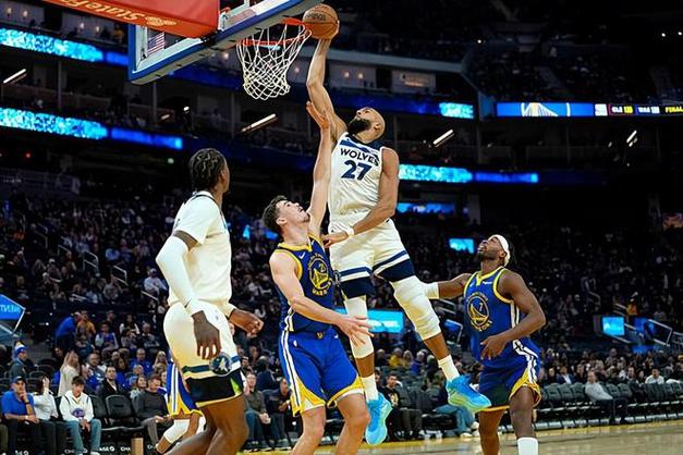 内线随便扣！戈贝尔半场6中6砍12分11板两双5个前场板&各种暴扣