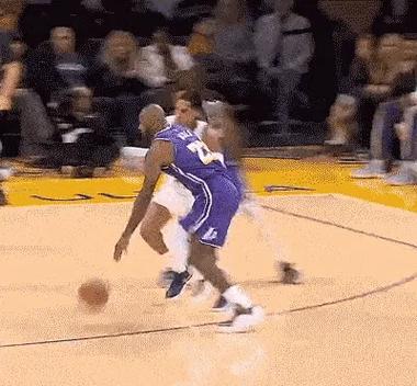 华盛顿谈打中锋:外弹接球制造错位和换防机会让队友打得更轻松