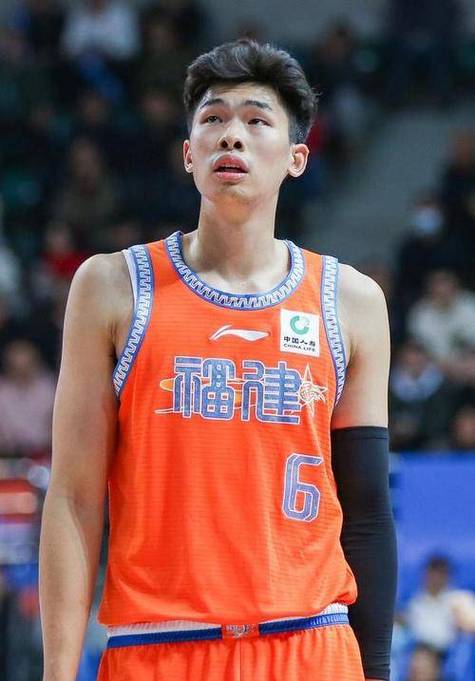 攻防发力！邹阳侧翼接球三分一箭穿心随后抢断反击一条龙暴扣