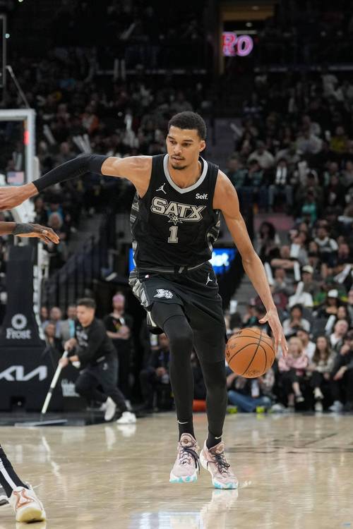 小铁但防守凶！文班亚马半场9中3拿到6分6板3助4帽