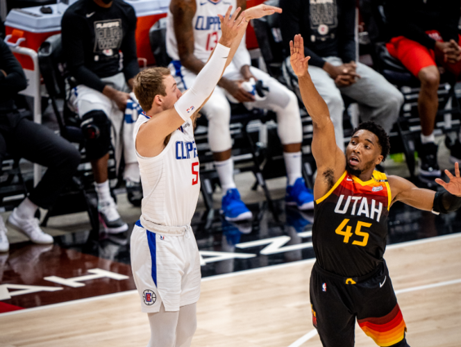 怪不得眼熟！詹姆斯裸绞肯纳德和追梦让戈贝尔见太奶如出一辙