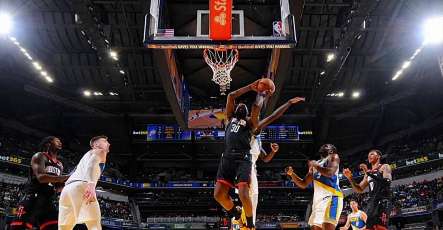 关键判罚！艾顿身后争板被吹罚犯规球权给魔术