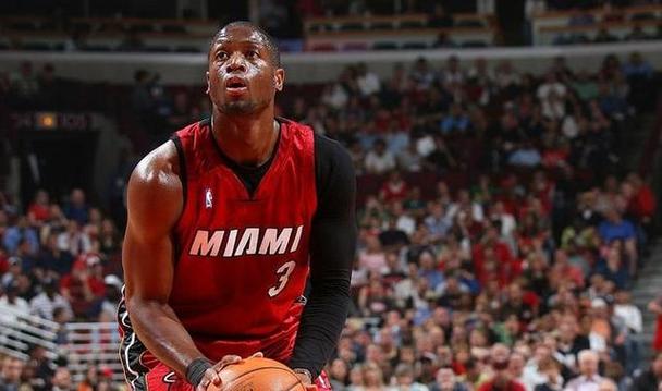 队记：迪恩韦德热身时疑似扭伤了脚踝目前不清楚伤势程度