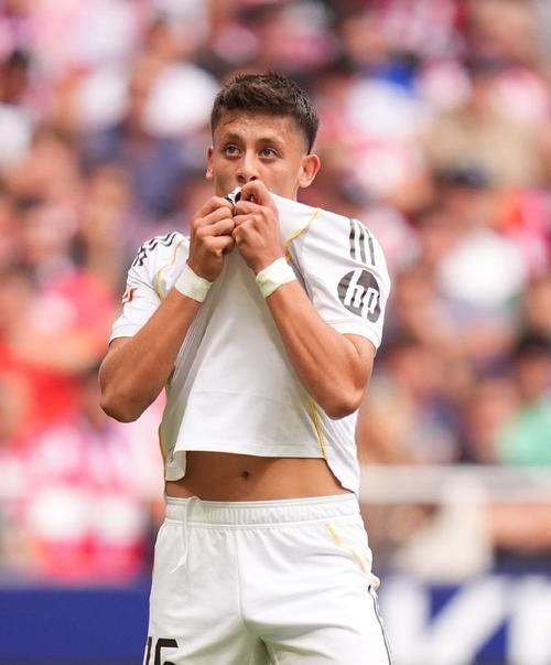 实至名归！官方：居莱尔68米吊射当选西甲3月最佳进球