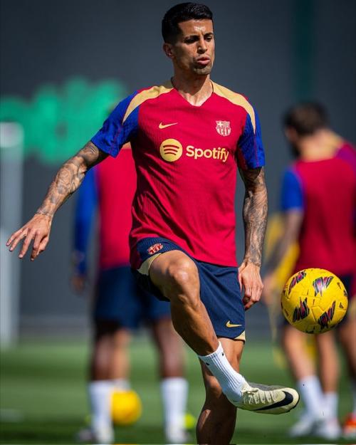 每体：巴萨想留住坎塞洛并引进即战力后卫，考虑格里马尔多、卡约