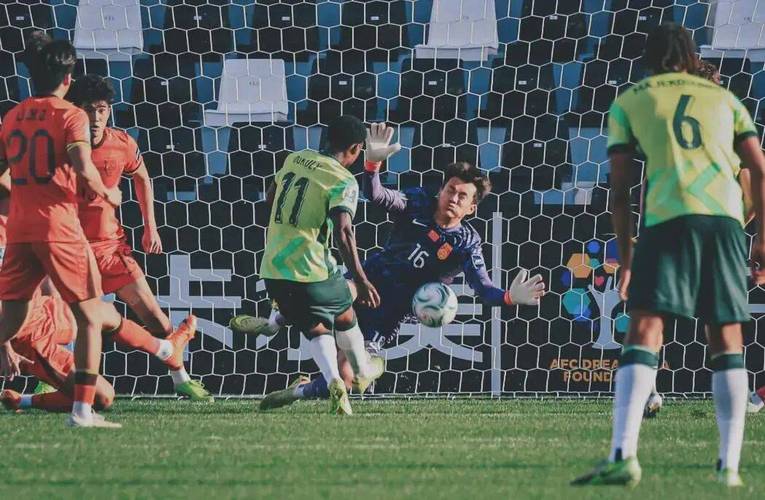 错失绝杀！U23国足后点双鬼拍门，可惜头球打偏