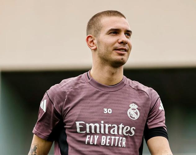 科贝记者：迷你罗并未在皇马青年试训，只为远离中东保持训练状态