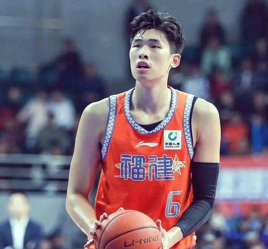 毫无状态！邹阳半场4中0未得分仅拿到3板1助1帽