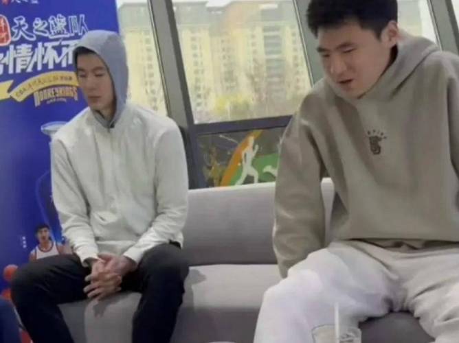 直播吧：郭昊文崴脚后穿上保护靴好在骨头无碍