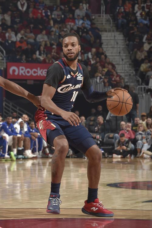 骑士背靠背迎战热火迪恩韦德热身时右脚踝扭伤将缺席比赛