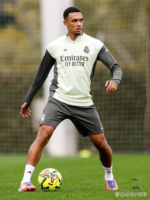 随皇马梯队训练！阿斯：迷你罗被赞很谦逊，担任边锋融入球队迅速
