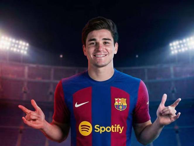 世体：巴萨尚未与费兰和莱万续约，球队夏窗的首要任务是引进中锋