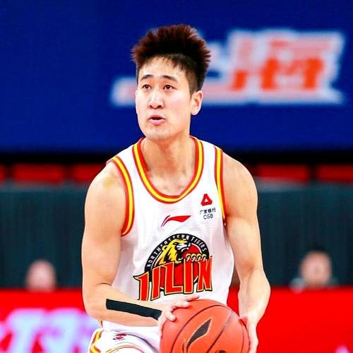 得不偿失！姜伟泽干扰威尔斯快攻被吹犯规回放后升级违体犯规