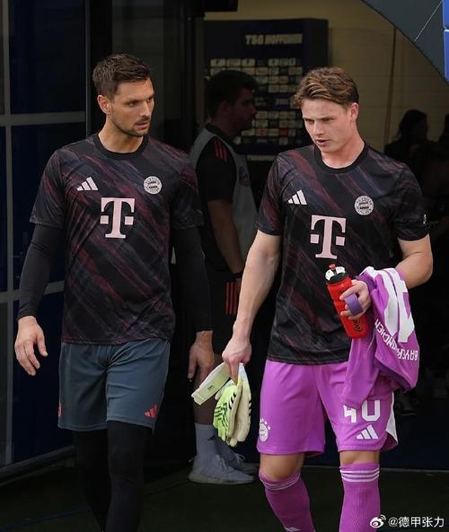 乌尔比希因伤退出，德天空：纳格尔斯曼补招奥格斯堡门将达门