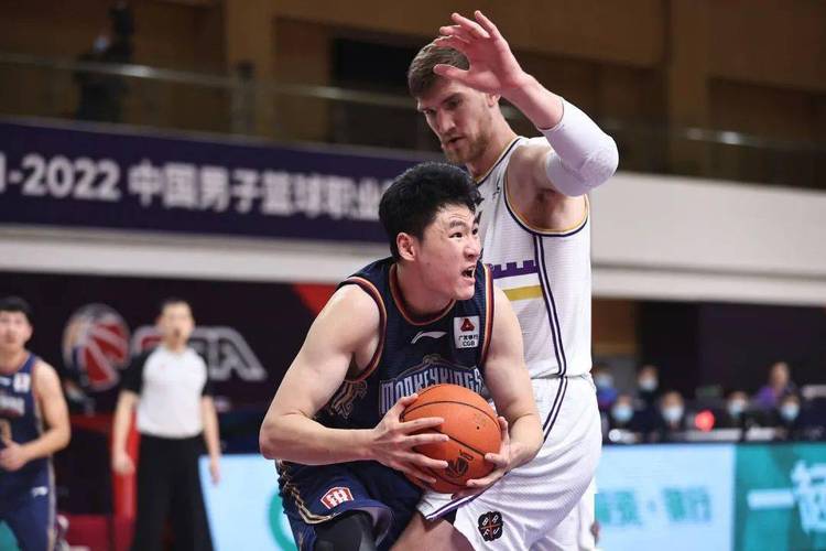 无敌！卡特莱特手术刀直塞赵柏清上篮&晃开廖三宁压哨造三分犯规