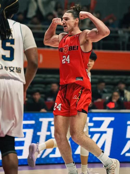 鲁媒：山东新大外援斯蒂尔在太原和球队会合克里斯随队康复治疗