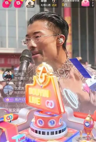 挺标准的！奥斯卡接受直播吧颁奖，用中文说：直播吧，快人一步