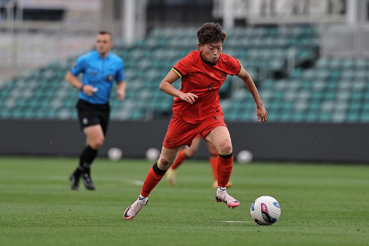 气氛热烈！女足欧冠国家德比，60067人在诺坎普现场观战